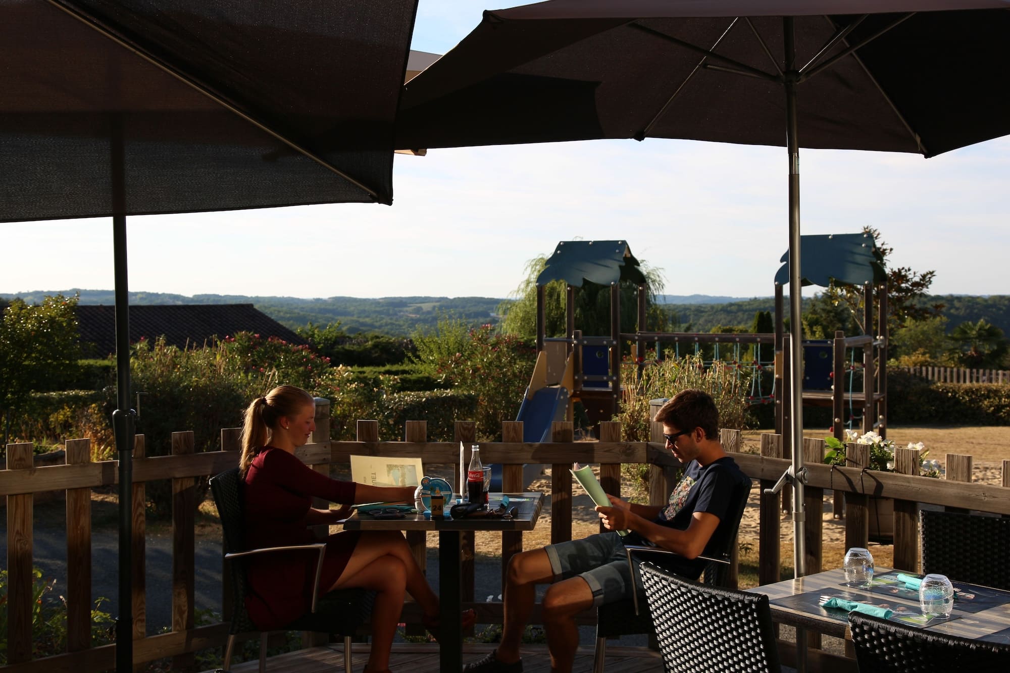 camping le ddaguet restaurant terrasse couple